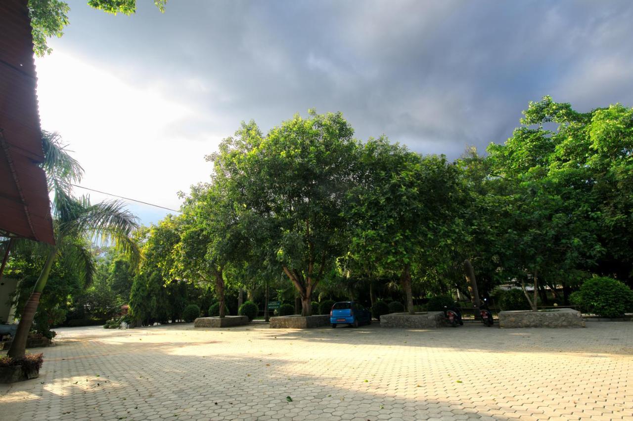 Chitwan Paradise Hotel Sauraha Exterior photo