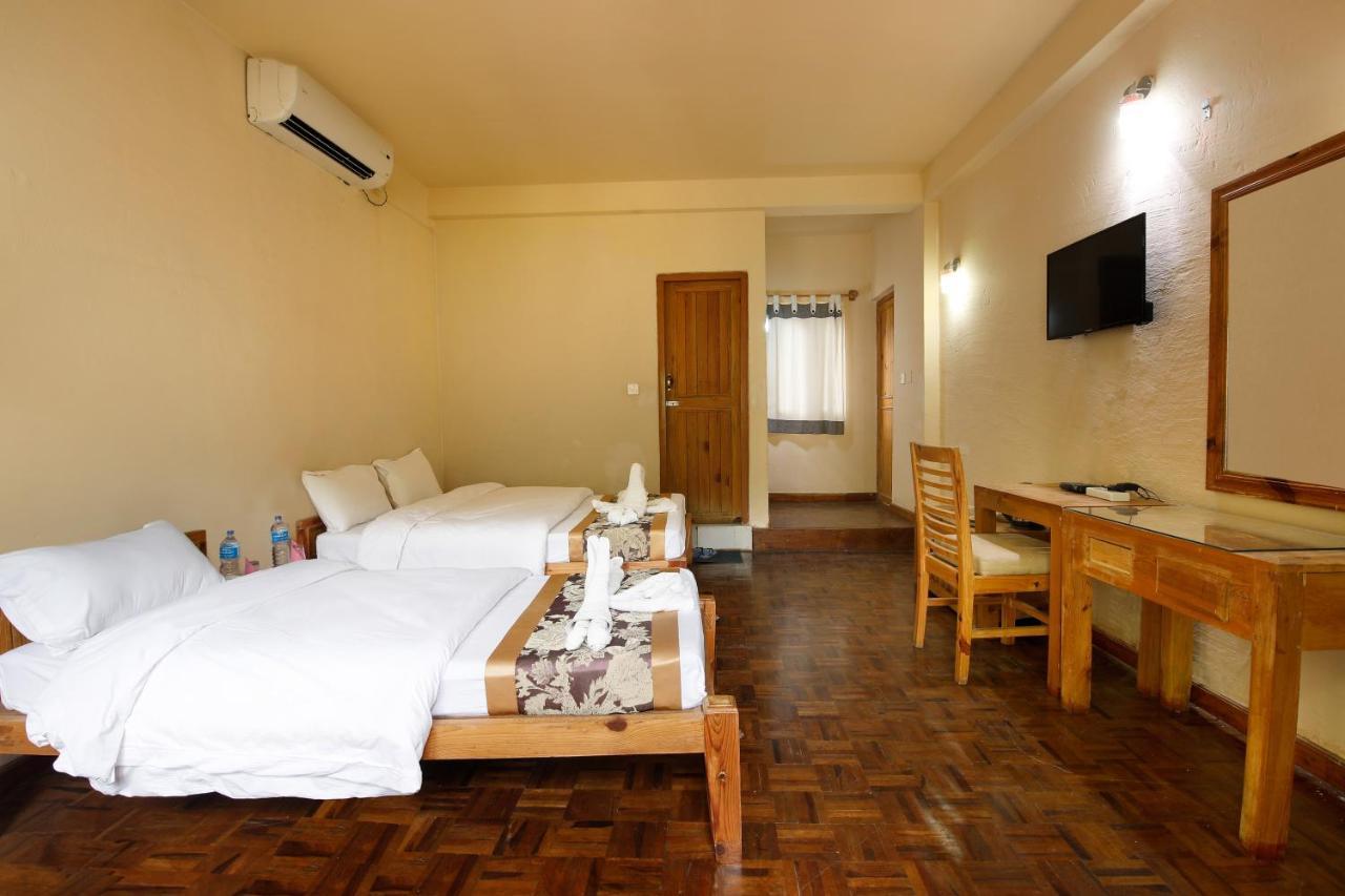 Chitwan Paradise Hotel Sauraha Exterior photo