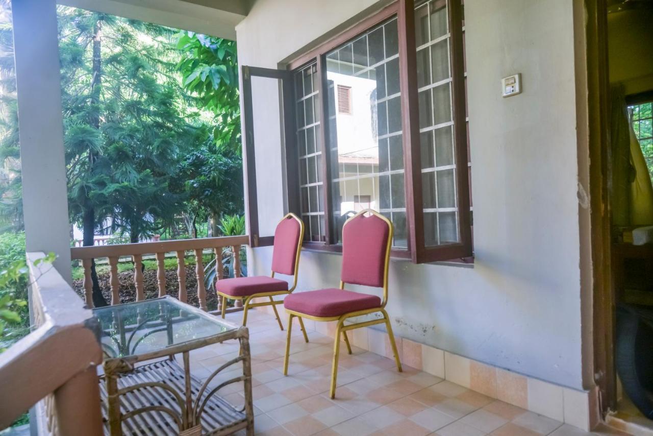 Chitwan Paradise Hotel Sauraha Exterior photo