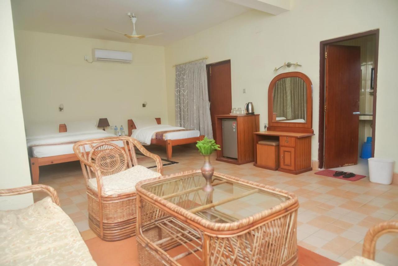 Chitwan Paradise Hotel Sauraha Exterior photo