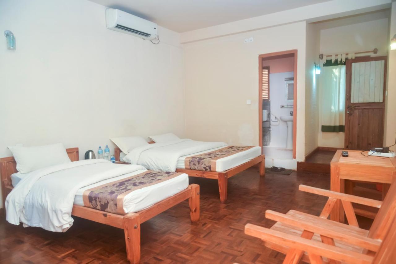 Chitwan Paradise Hotel Sauraha Exterior photo