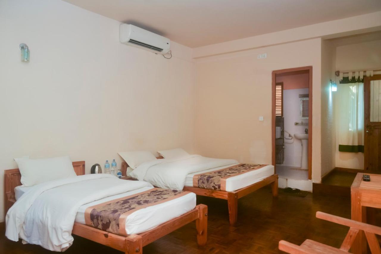 Chitwan Paradise Hotel Sauraha Exterior photo