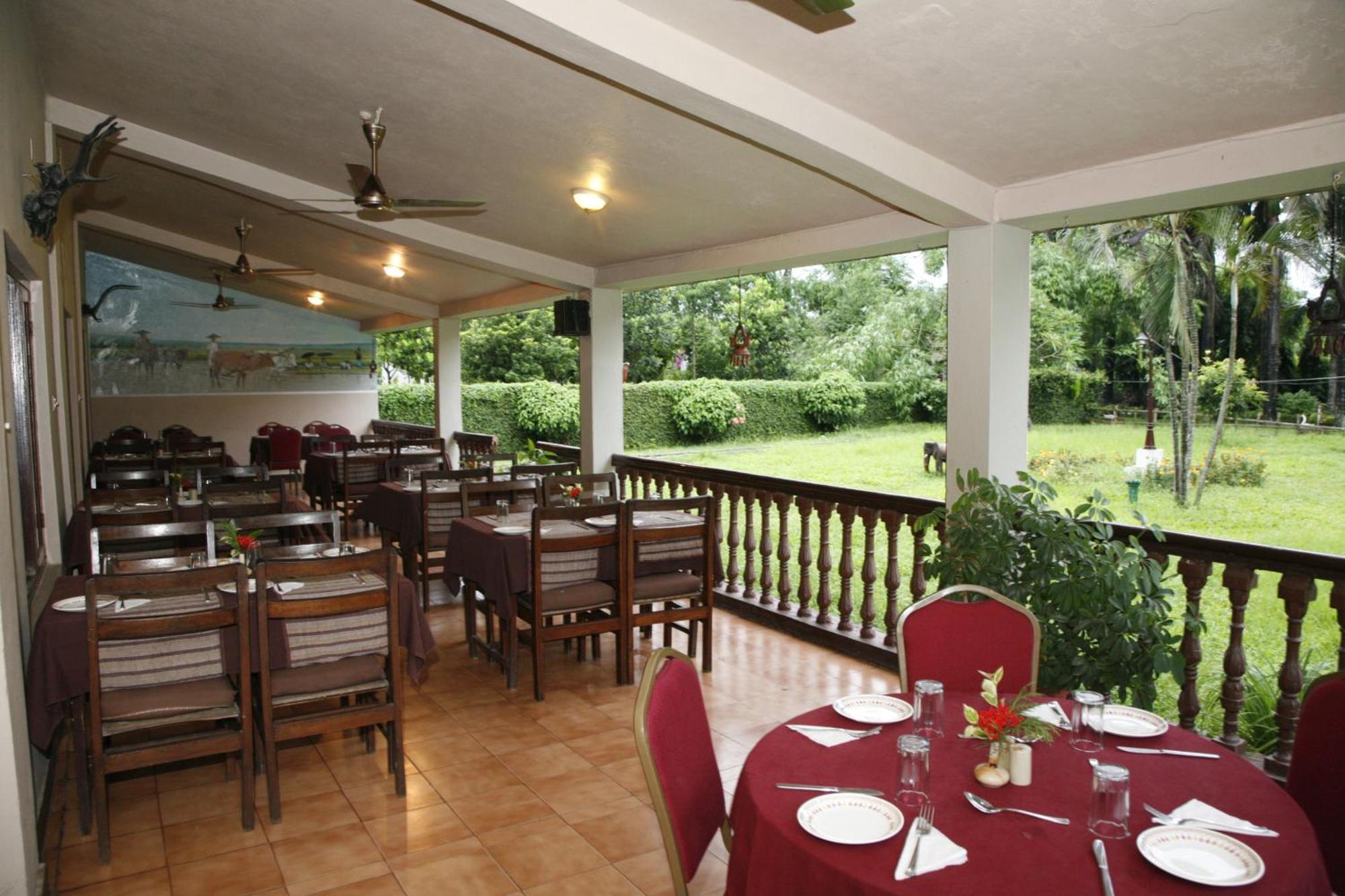 Chitwan Paradise Hotel Sauraha Exterior photo