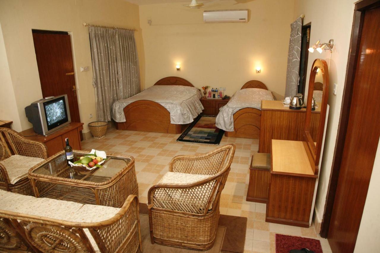 Chitwan Paradise Hotel Sauraha Exterior photo