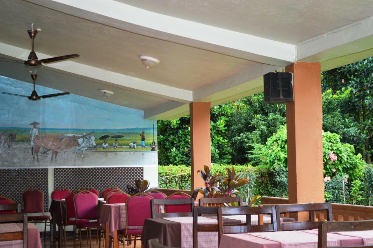 Chitwan Paradise Hotel Sauraha Exterior photo