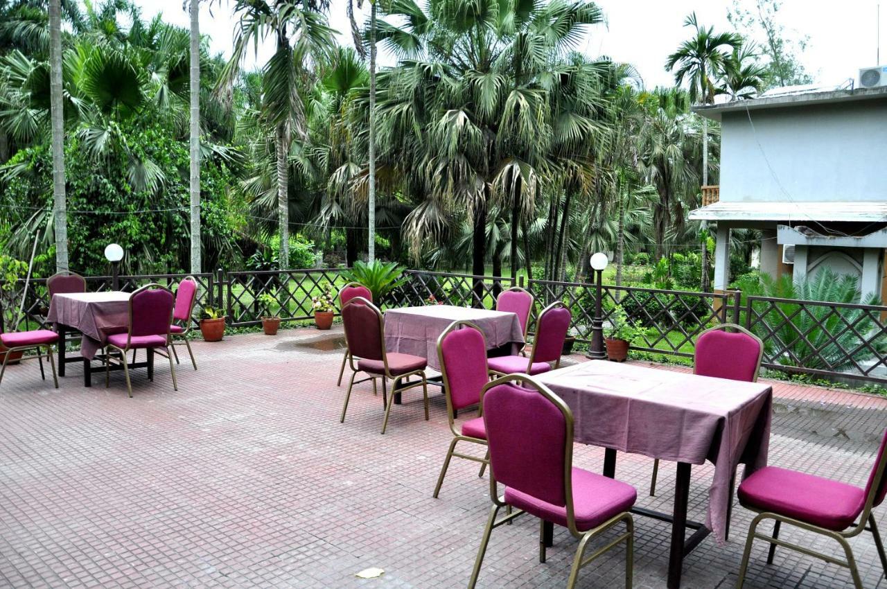 Chitwan Paradise Hotel Sauraha Exterior photo